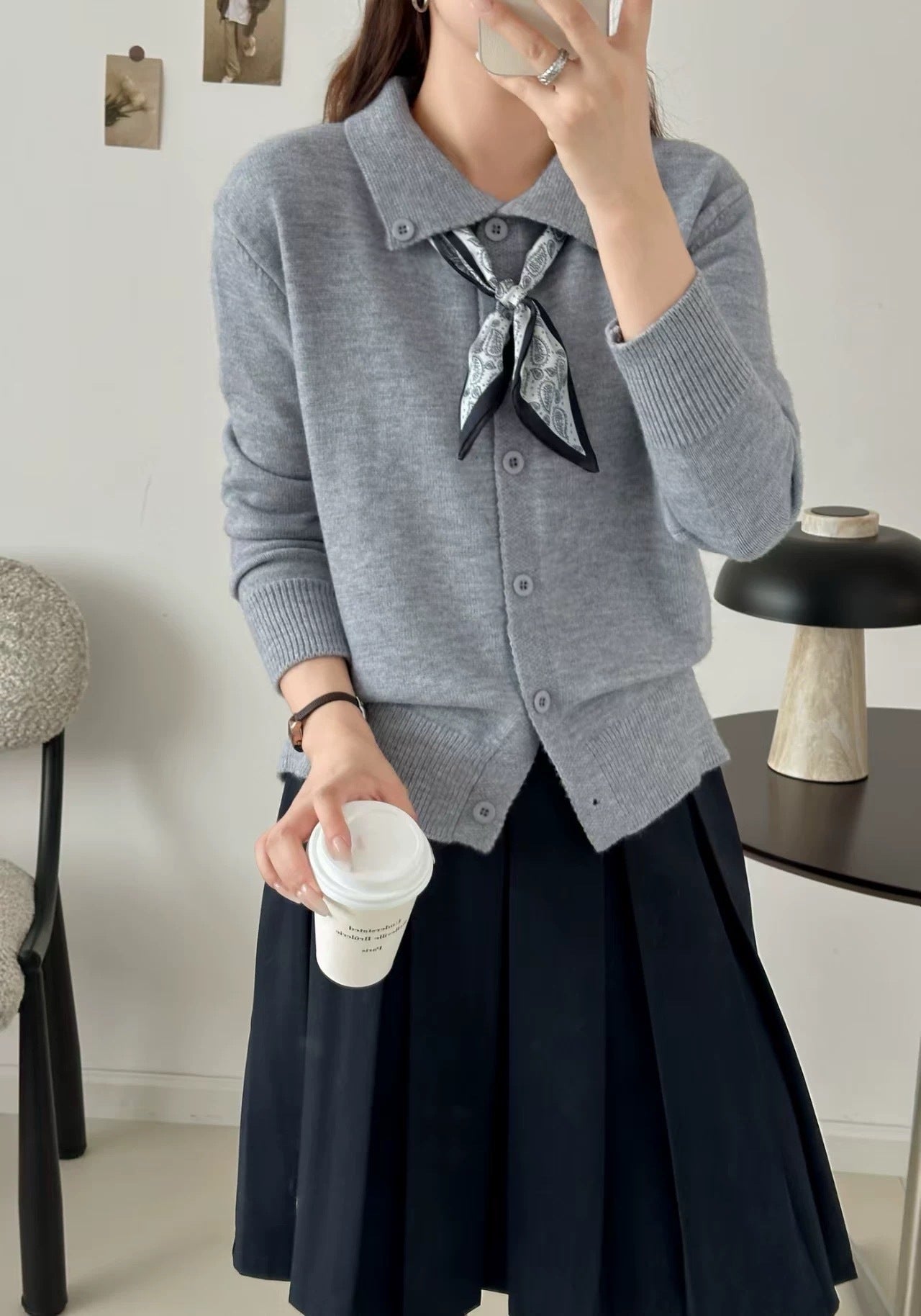 Maglione con sciarpa e risvolto alla moda pigra