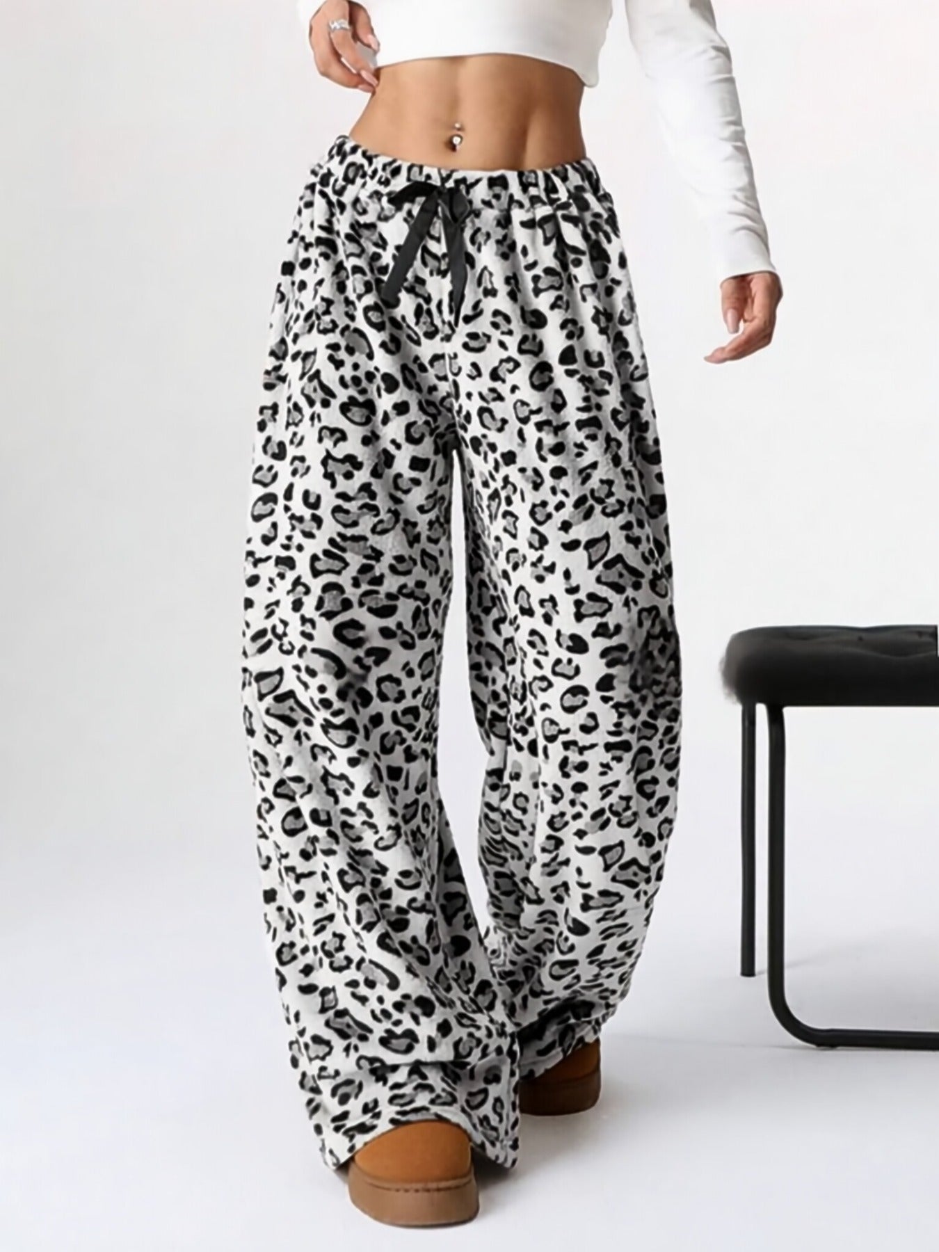 Pantaloni larghi casual con stampa leopardata