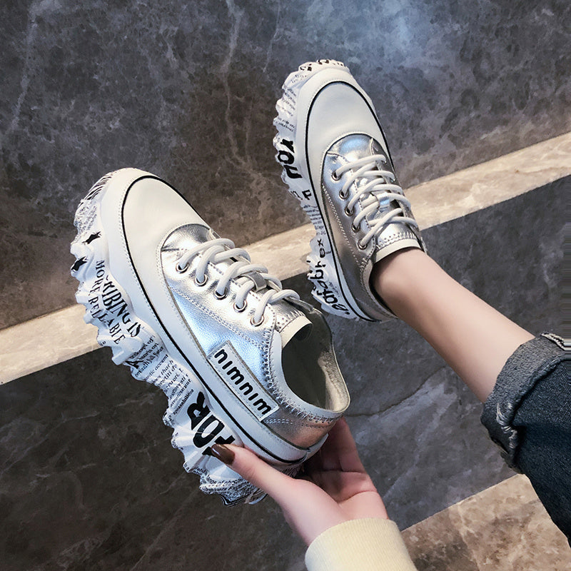 Sneakers casual alla moda con fondo in carta di giornale e rialzo