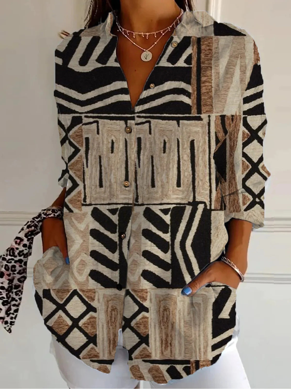 Camicia da donna a maniche lunghe con bottoni e stampa ampia e creativa