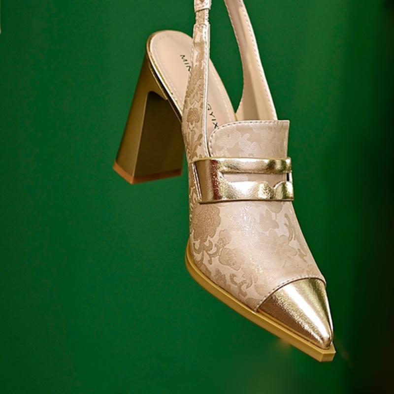 Sandali con tacco alto stampato, tacco spesso, punta affilata, scollatura alta e cinturino coordinato