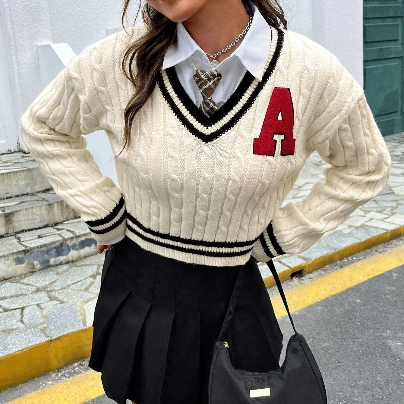 Maglietta a righe slim fit a maniche lunghe in maglia con scollo a V e motivo campus giovanile