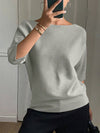 T-shirt in maglia da donna elegante e alla moda con maniche a tre quarti e scollo a barca