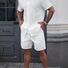 Completo da uomo con camicia a maniche corte e pantaloncini con stampa a risvolto