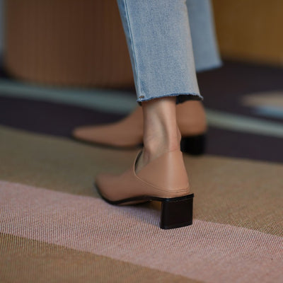 Scarpe alla moda in morbida pelle dalla forma speciale per le donne