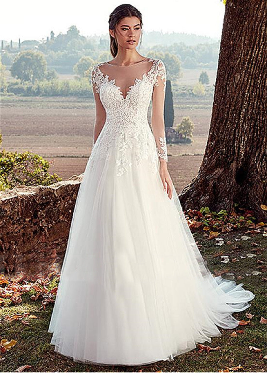 Abito da sposa semplice a linea A con scollo alto a U, maniche lunghe in pizzo e strascico lungo