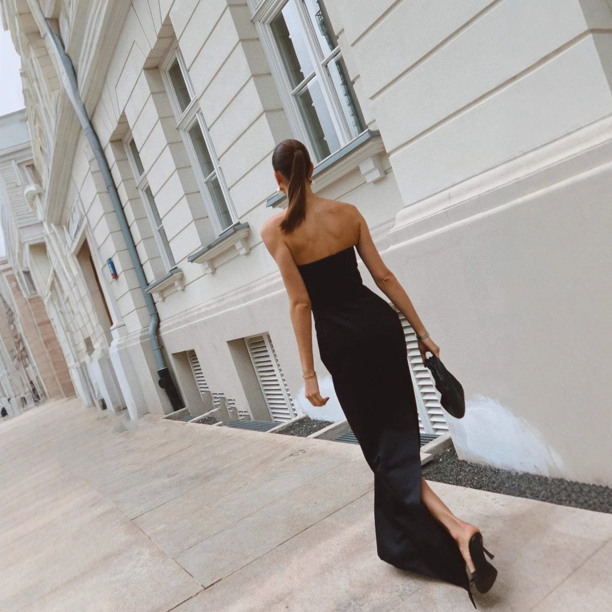 Vestito da festa aderente con spalle scoperte, schiena nuda e scollo a V profondissimo tipo bandeau