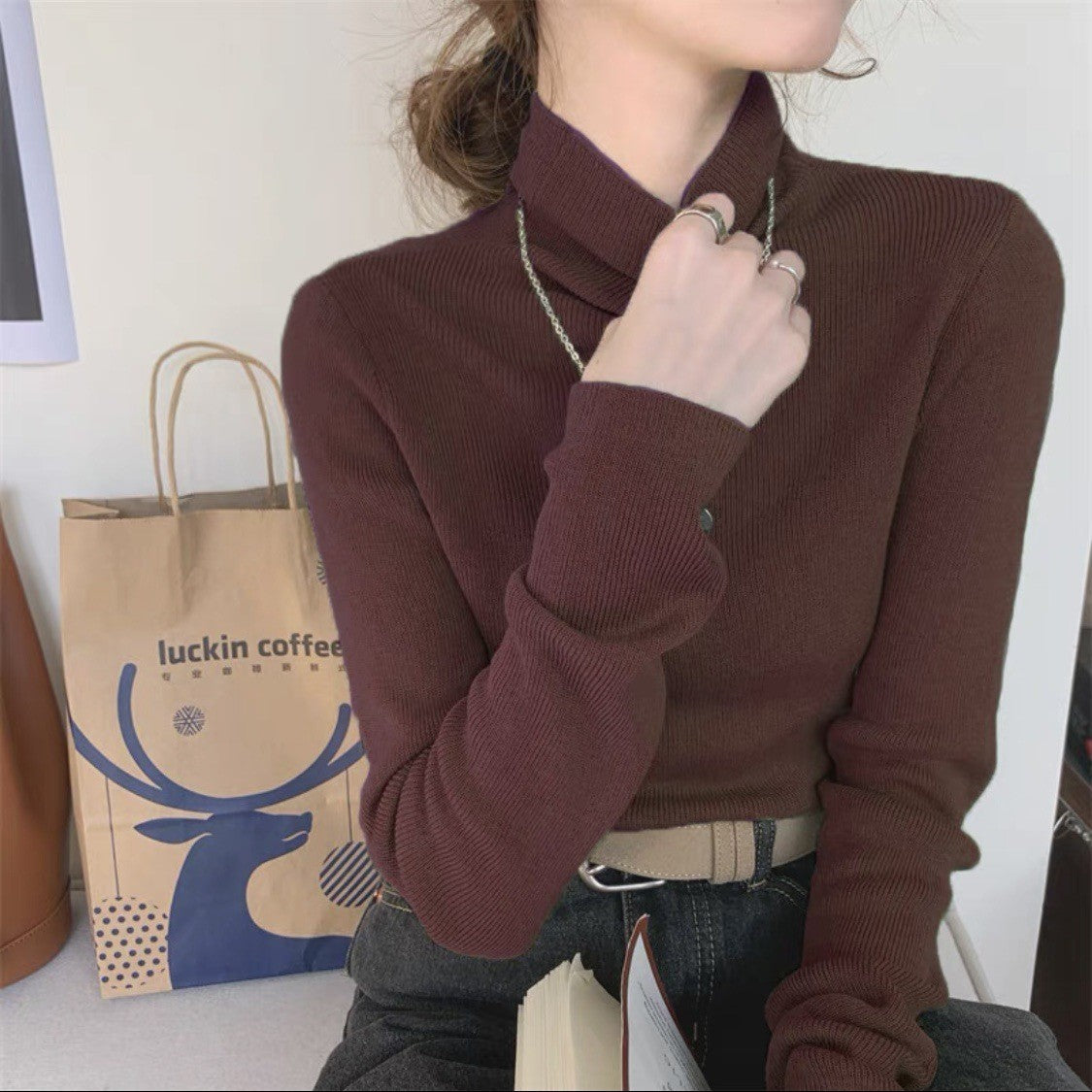 Maglione da donna con risvolto e fondo sottile