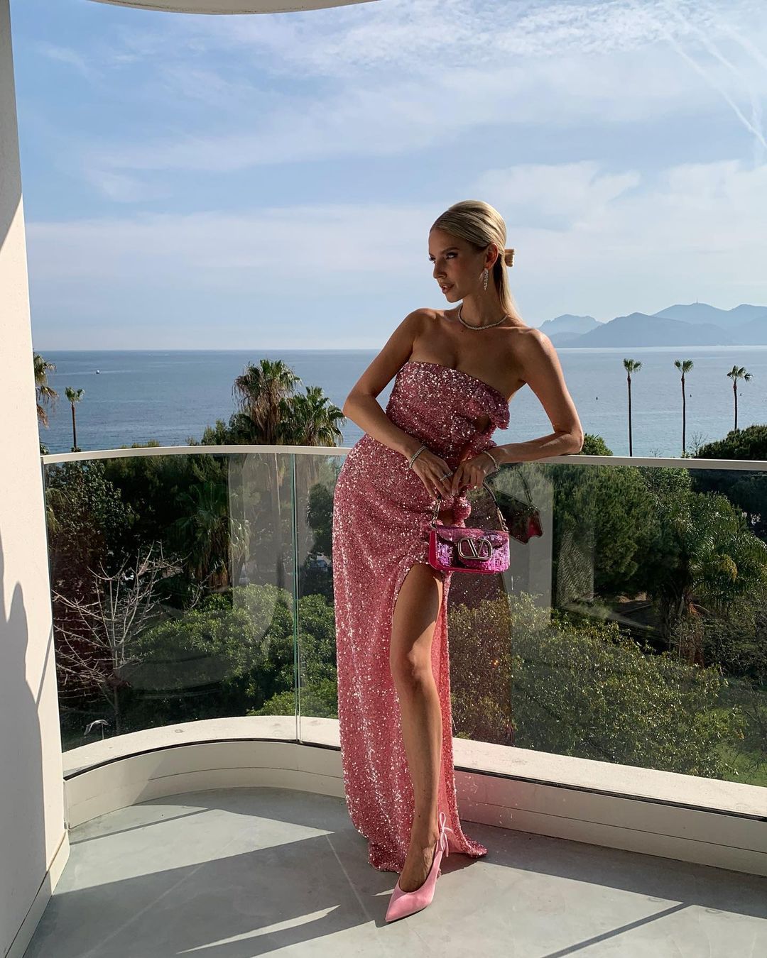 Vestito lungo attillato da donna con paillettes, scollo a barca, senza schienale e spacco con fiocco