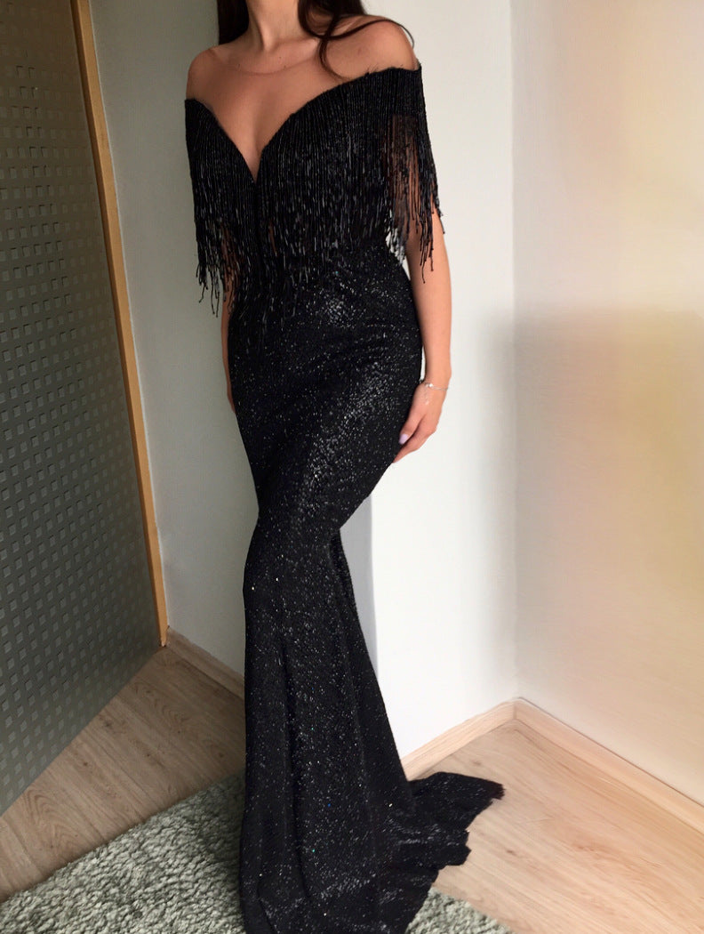 Esplosione di modelli sexy con paillettes nere, scollo a V, abito lungo senza maniche attillato