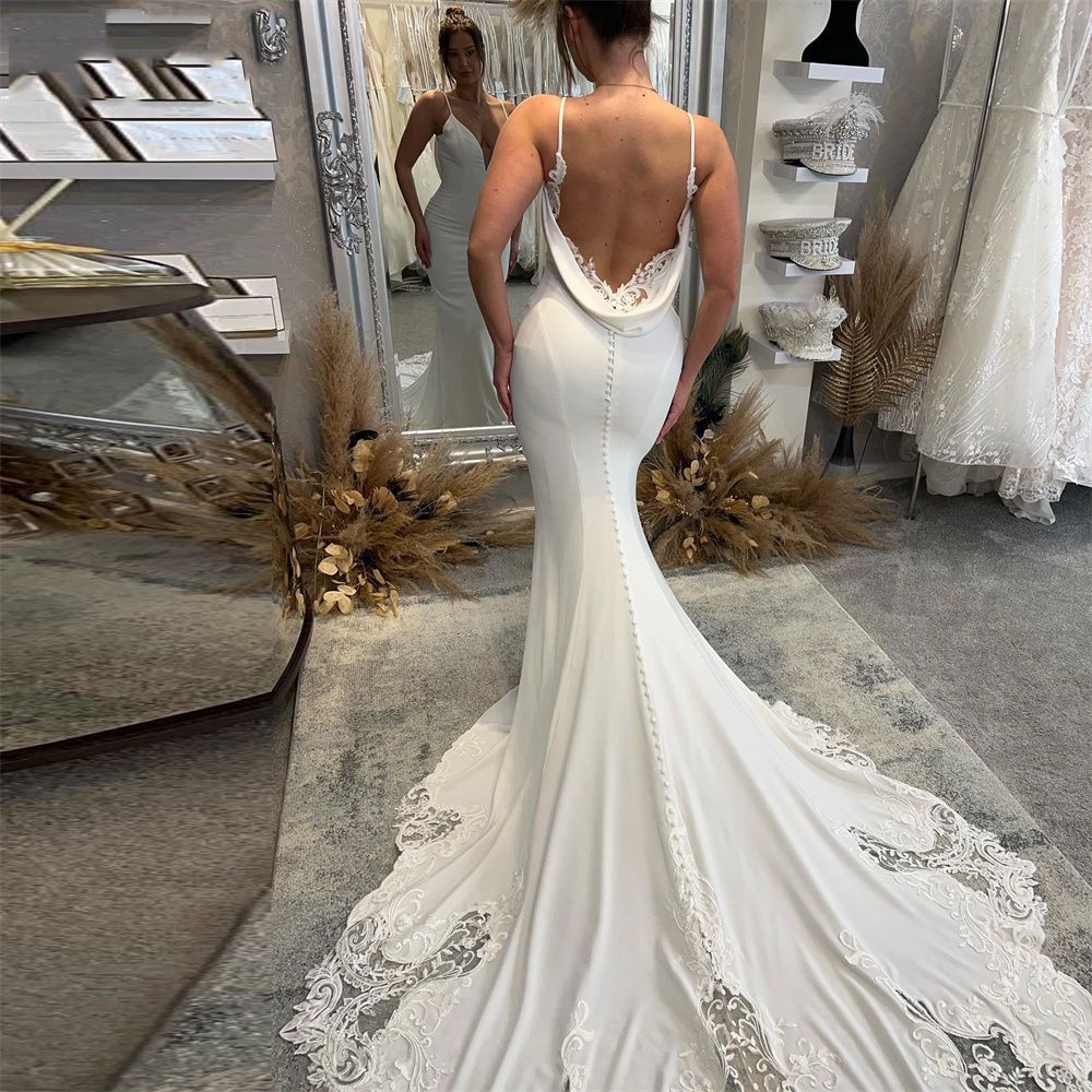 Abito da Sposa Scenico in Raso Semplice Senza Schienale Stile Mori con Spalline a Strascico