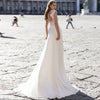 Un abito da sposa in chiffon della serie A con scollo a V e maniche lunghe
