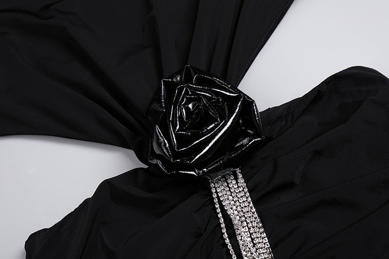 Vestito Lungo Nero Senza Schienale con Maniche Lunghe, Decorazione a Nappe e Fiori Vuoti