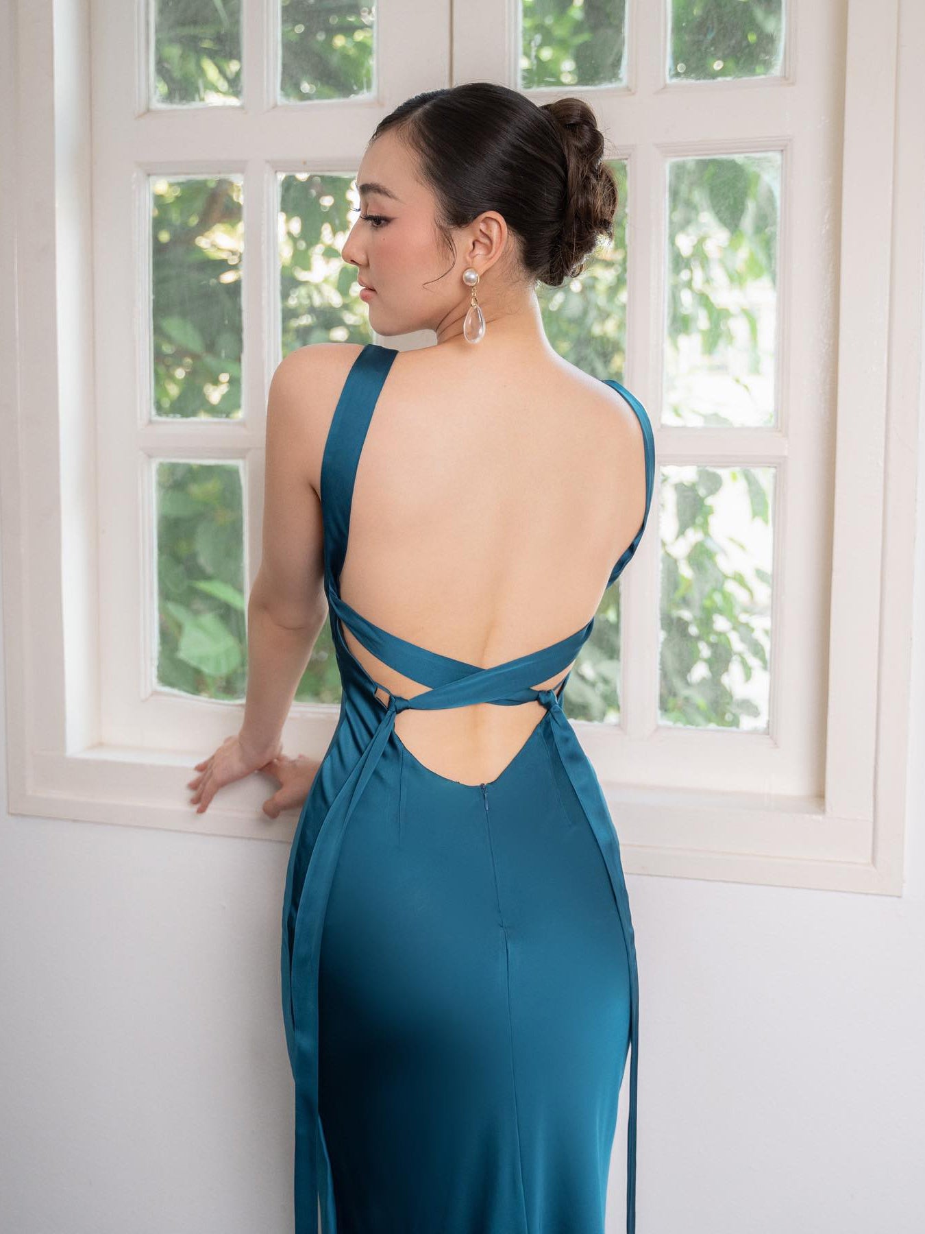 Abito da sposa blu lago senza schienale con spalline sottili