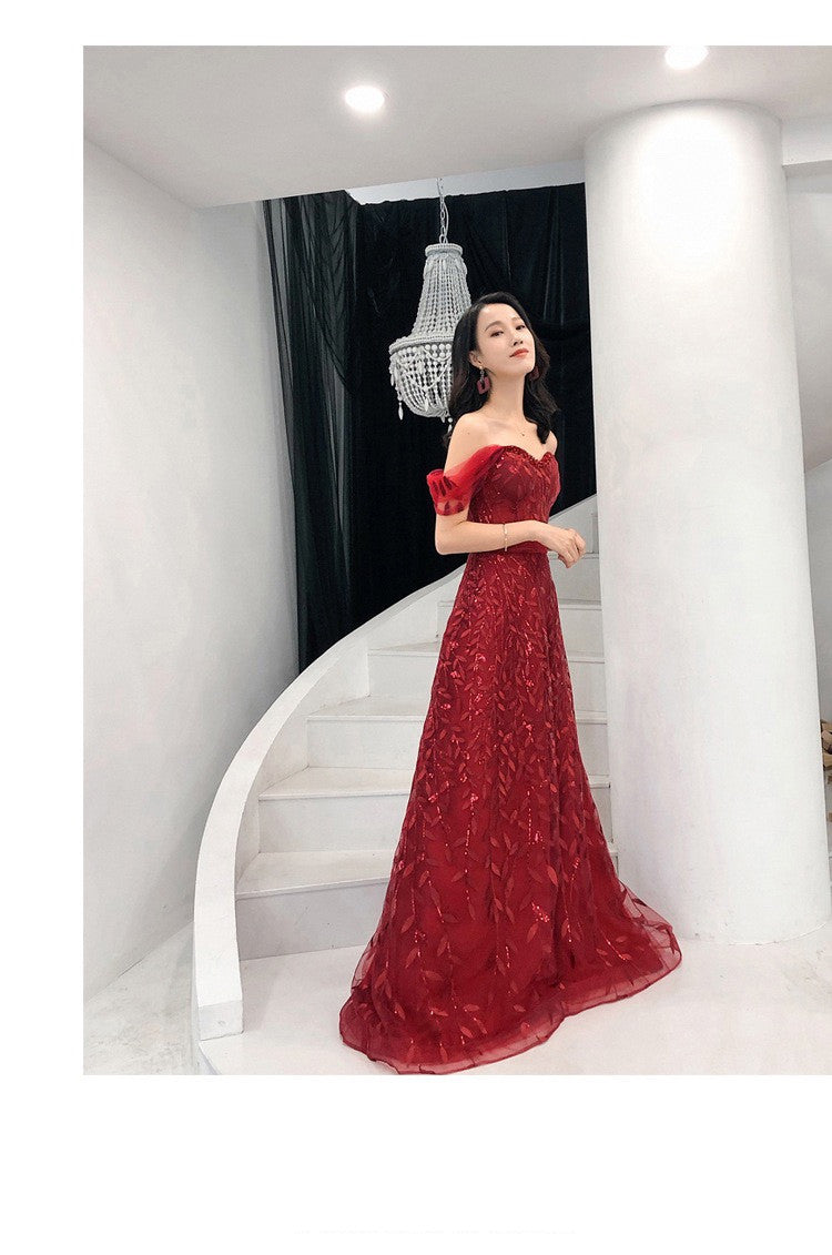 Abito da sera da sposa sottile in pizzo che modella la figura