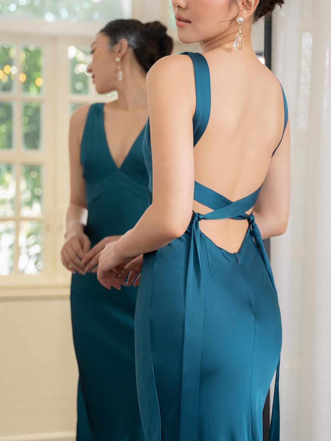 Abito da sposa blu lago senza schienale con spalline sottili