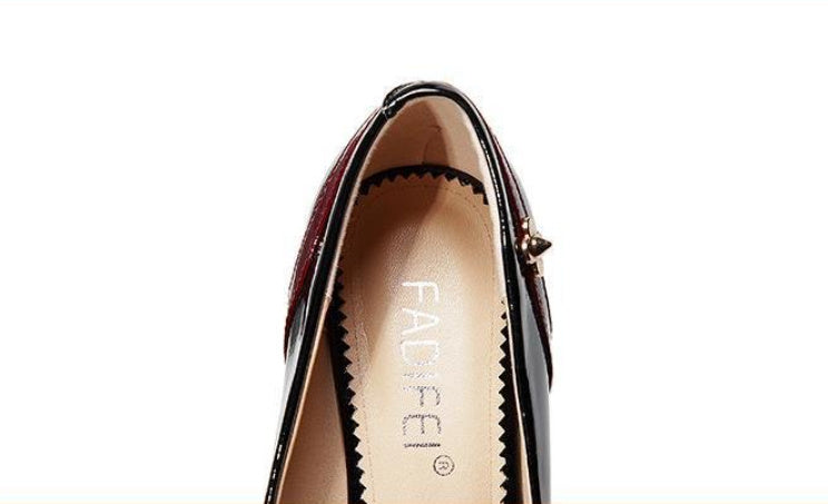 Scarpe da donna con tacco grosso e punta a punta selvaggia