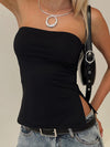 Top all'americana minimalista a spalle scoperte da donna con spacco laterale