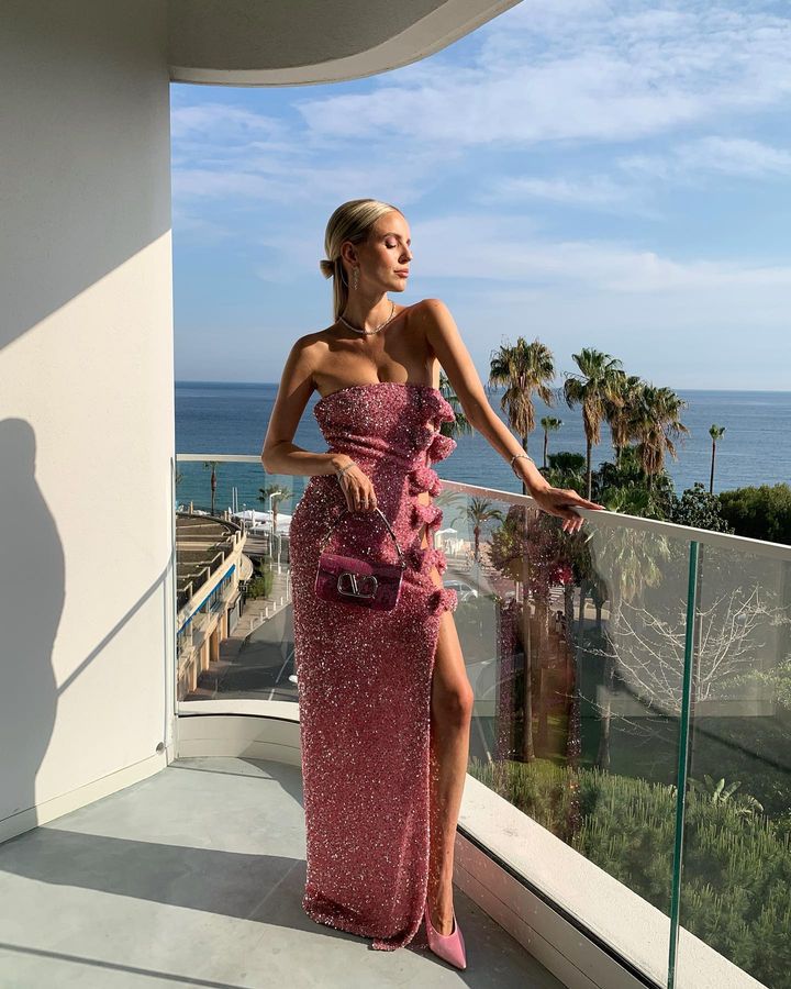 Vestito lungo attillato da donna con paillettes, scollo a barca, senza schienale e spacco con fiocco