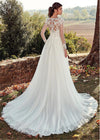 Abito da sposa semplice a linea A con scollo alto a U, maniche lunghe in pizzo e strascico lungo