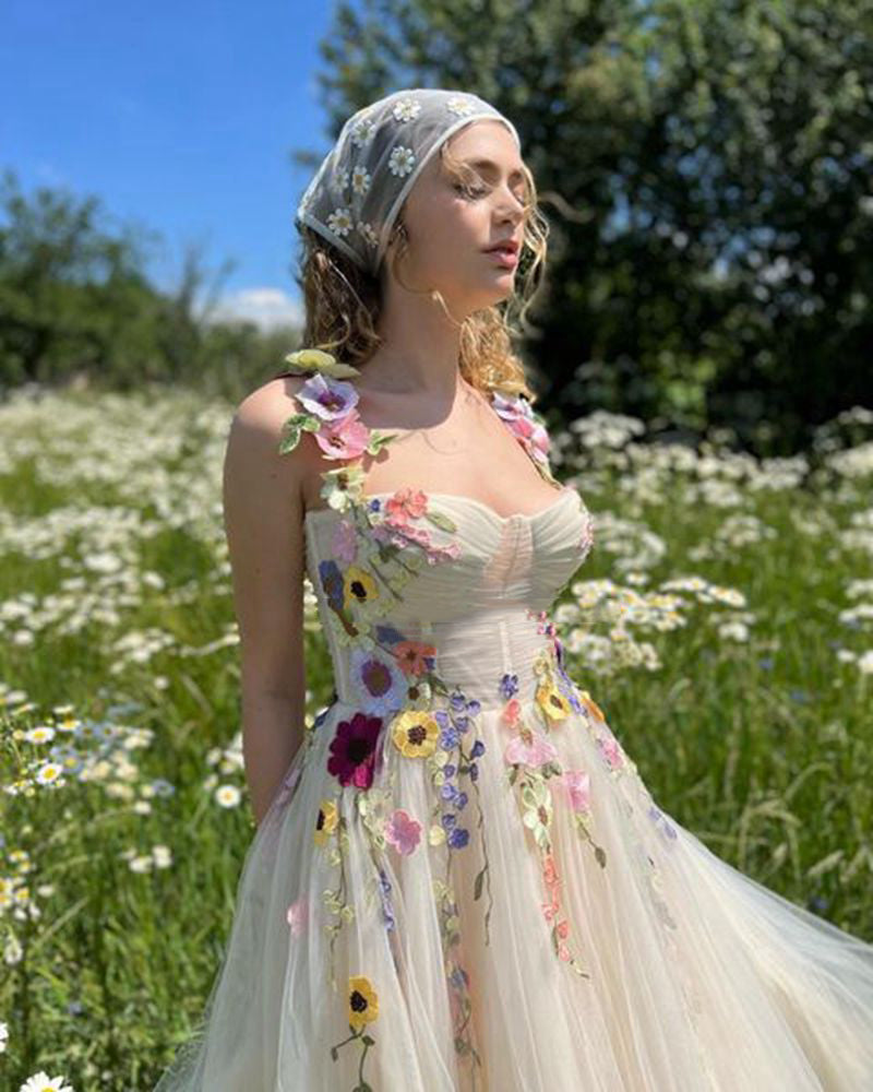 Abito da ballo in tulle color champagne chiaro con scollo a cuore e strascico