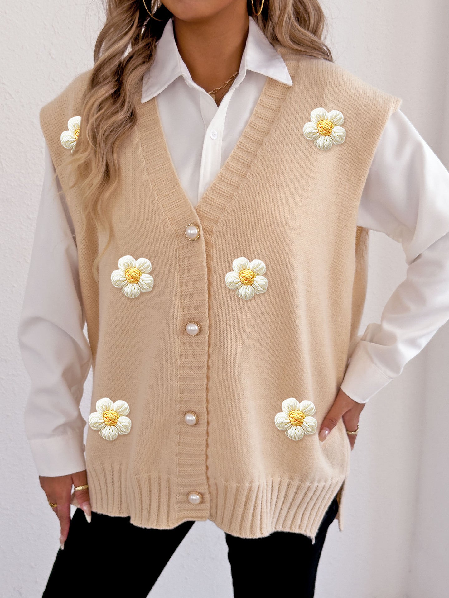 Cardigan da donna con bottoni di perle e cuciture all'uncinetto