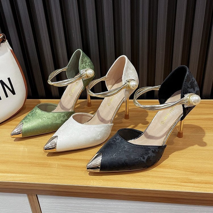 Scarpe col tacco alto da donna con fiori in raso, punta in metallo e perle alla moda