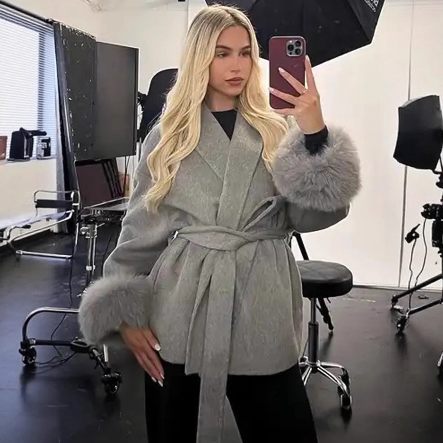 Cappotto di lana francese con scollo a V e lacci in pelliccia