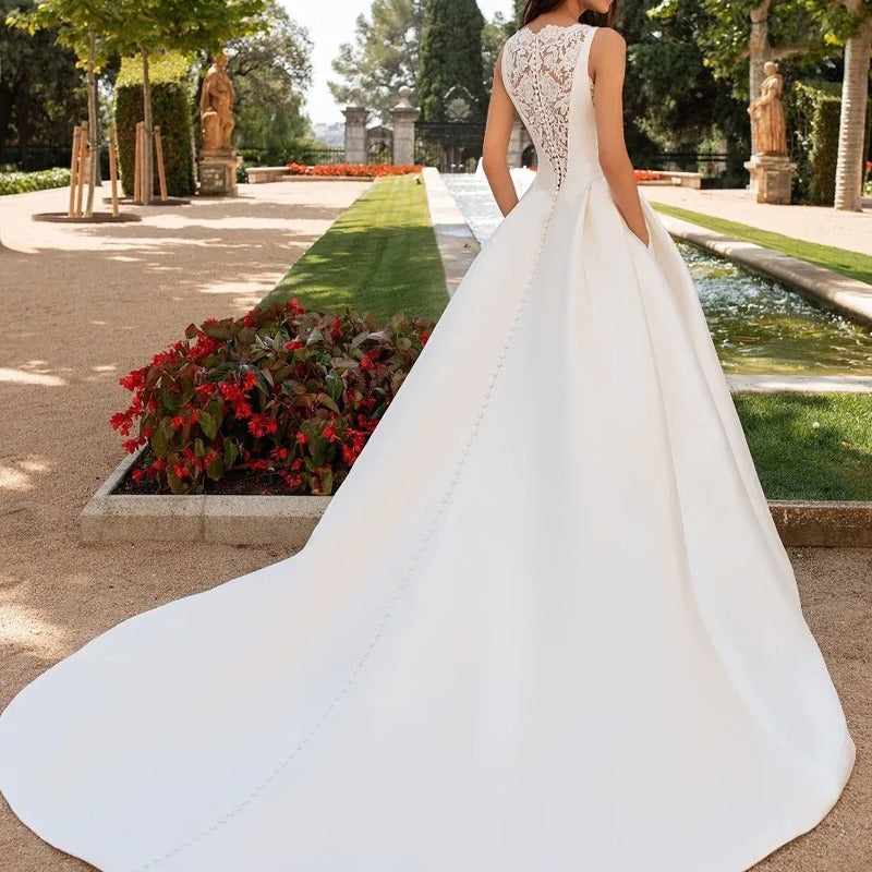 Abito da sposa a strascico semplice ed elegante in raso testurizzato avanzato con pizzo retrò francese e vestibilità slim