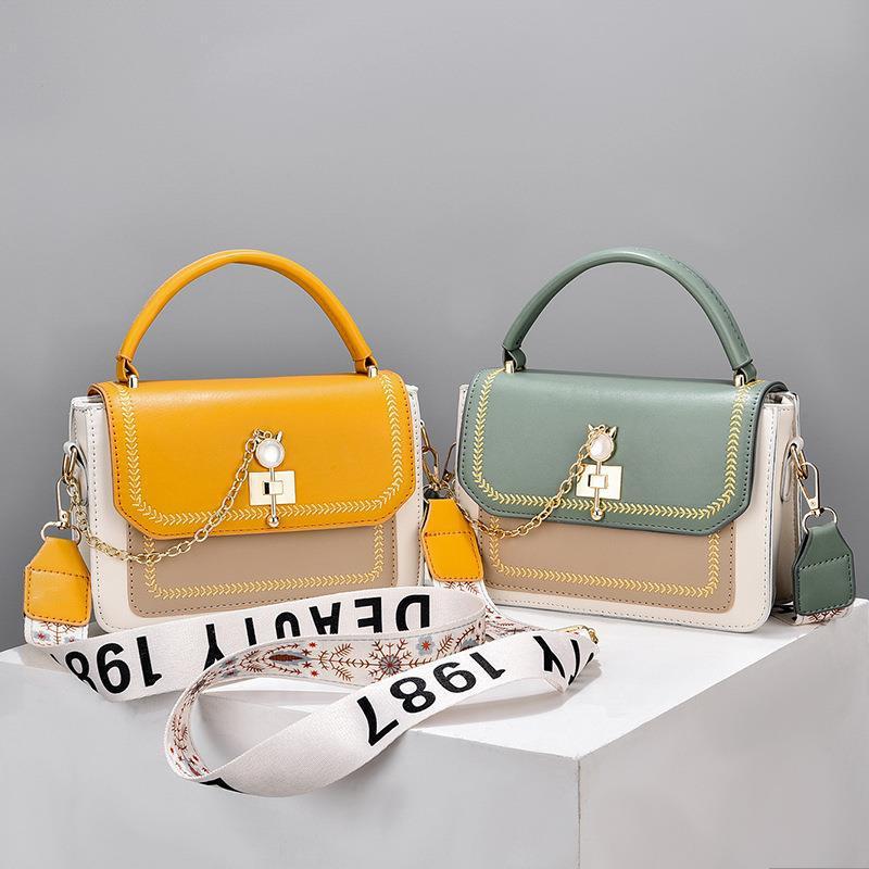 Borsa a tracolla grande e capiente con tracolla larga e filo da ricamo in contrasto di colore