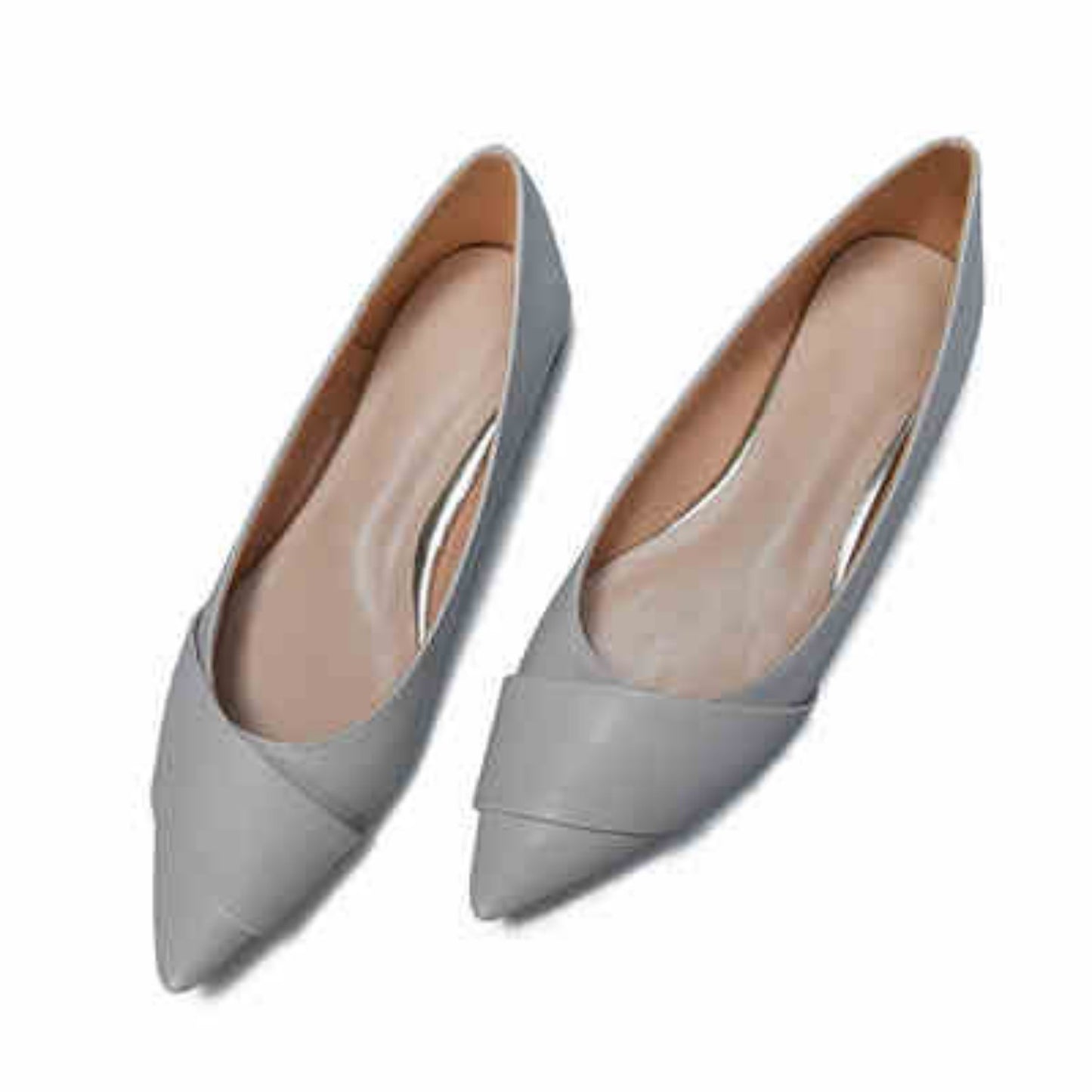 Le scarpe basse con punta affilata sono versatili per le donne