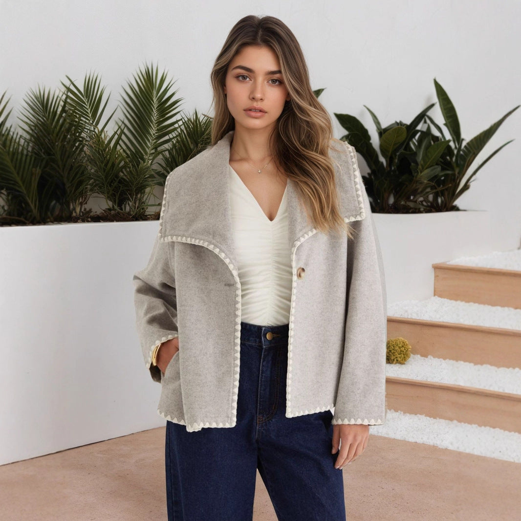 Elegante cappotto cardigan corto caldo con contrasto di colore e design ampio