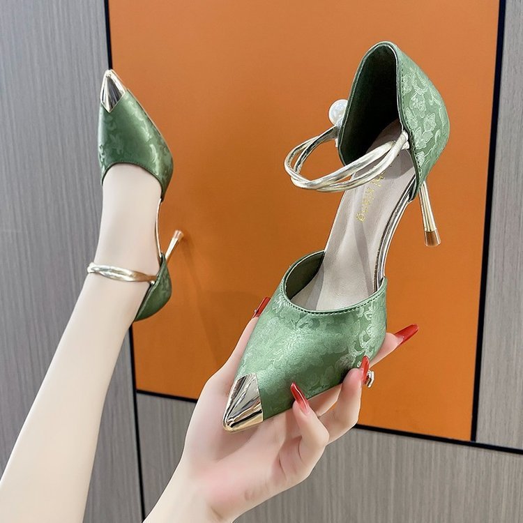 Scarpe col tacco alto da donna con fiori in raso, punta in metallo e perle alla moda