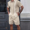 Completo da uomo con camicia a maniche corte e pantaloncini con stampa a risvolto