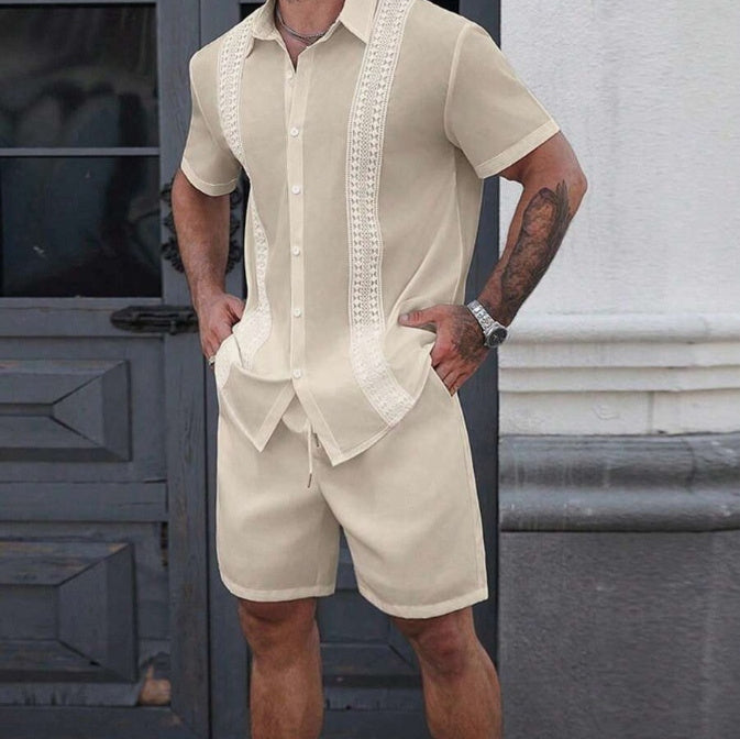 Completo da uomo con camicia a maniche corte e pantaloncini con stampa a risvolto