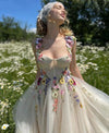 Abito da ballo in tulle color champagne chiaro con scollo a cuore e strascico