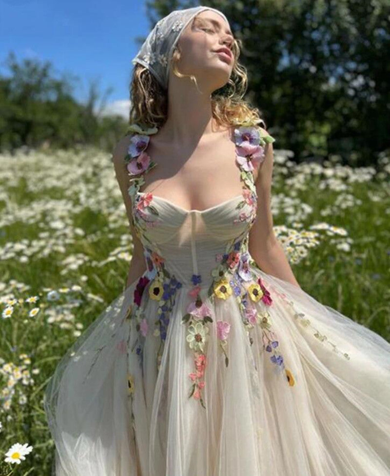 Abito da ballo in tulle color champagne chiaro con scollo a cuore e strascico