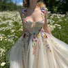 Abito da ballo in tulle color champagne chiaro con scollo a cuore e strascico