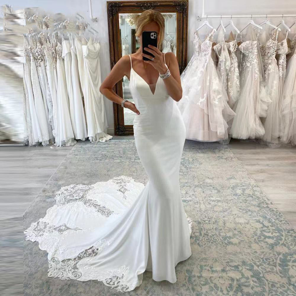 Abito da Sposa Scenico in Raso Semplice Senza Schienale Stile Mori con Spalline a Strascico