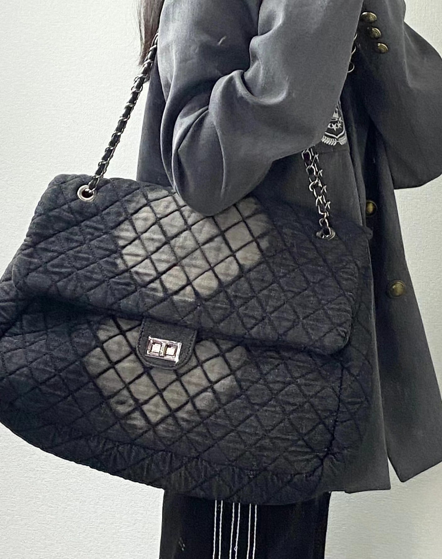 Borsa hobo in denim tinto a inchiostro