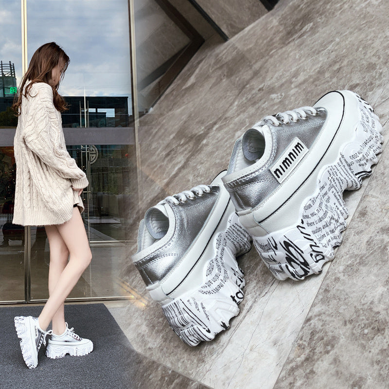 Sneakers casual alla moda con fondo in carta di giornale e rialzo