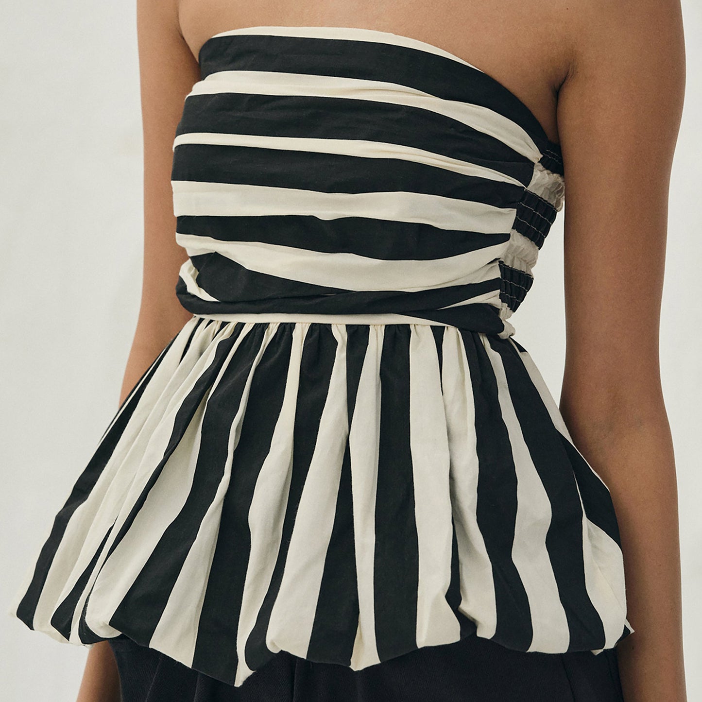 Top da donna a spalle scoperte a forma di fiore, Top all'americana da ragazza audace con scollo a barca e strisce a contrasto