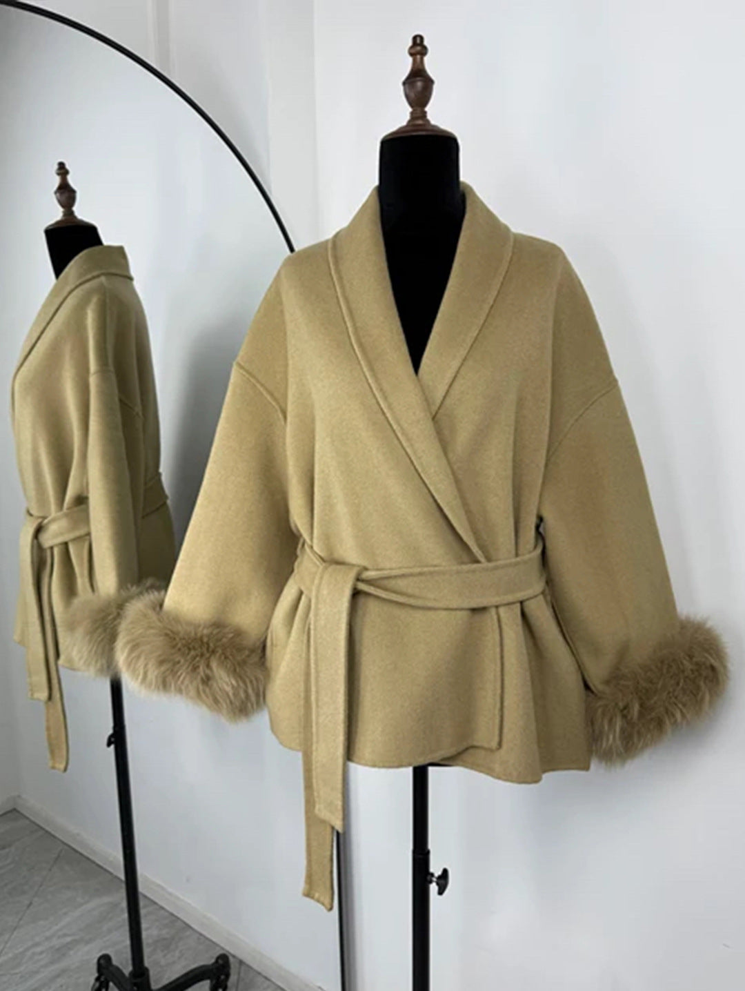Cappotto di lana francese con scollo a V e lacci in pelliccia