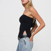 Top all'americana minimalista a spalle scoperte da donna con spacco laterale