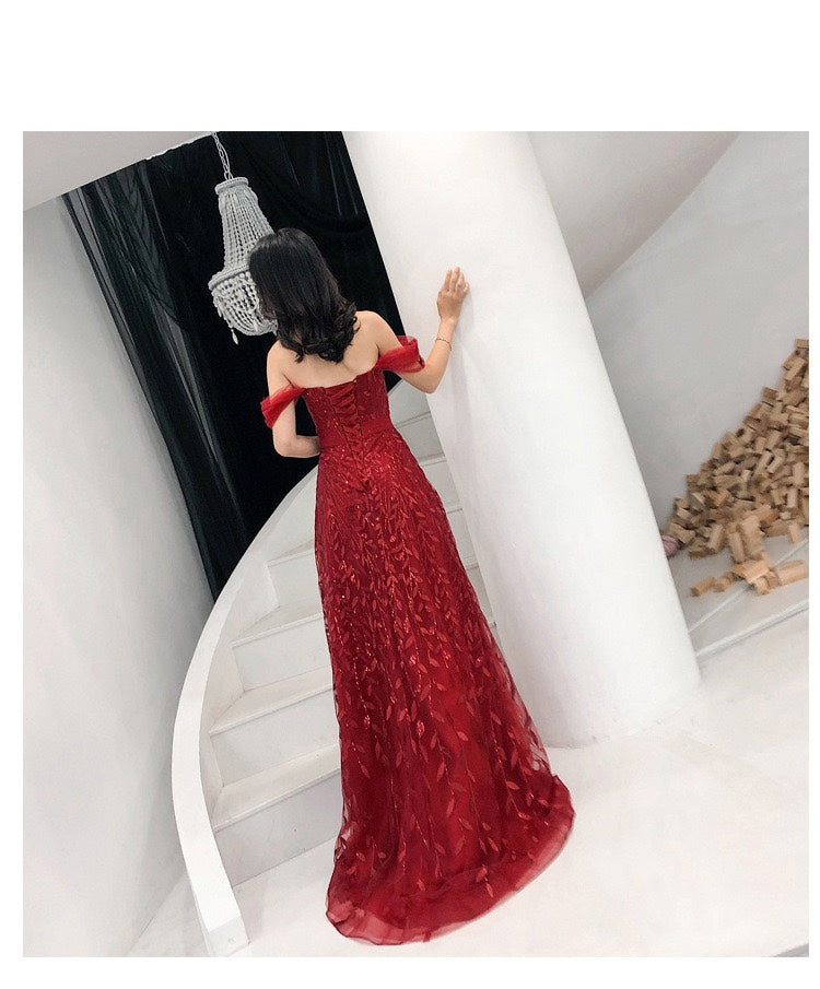 Abito da sera da sposa sottile in pizzo che modella la figura