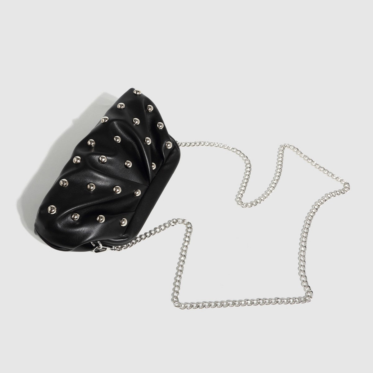 Borsa a tracolla con catena e rivetti a forma di gnocco plissettato