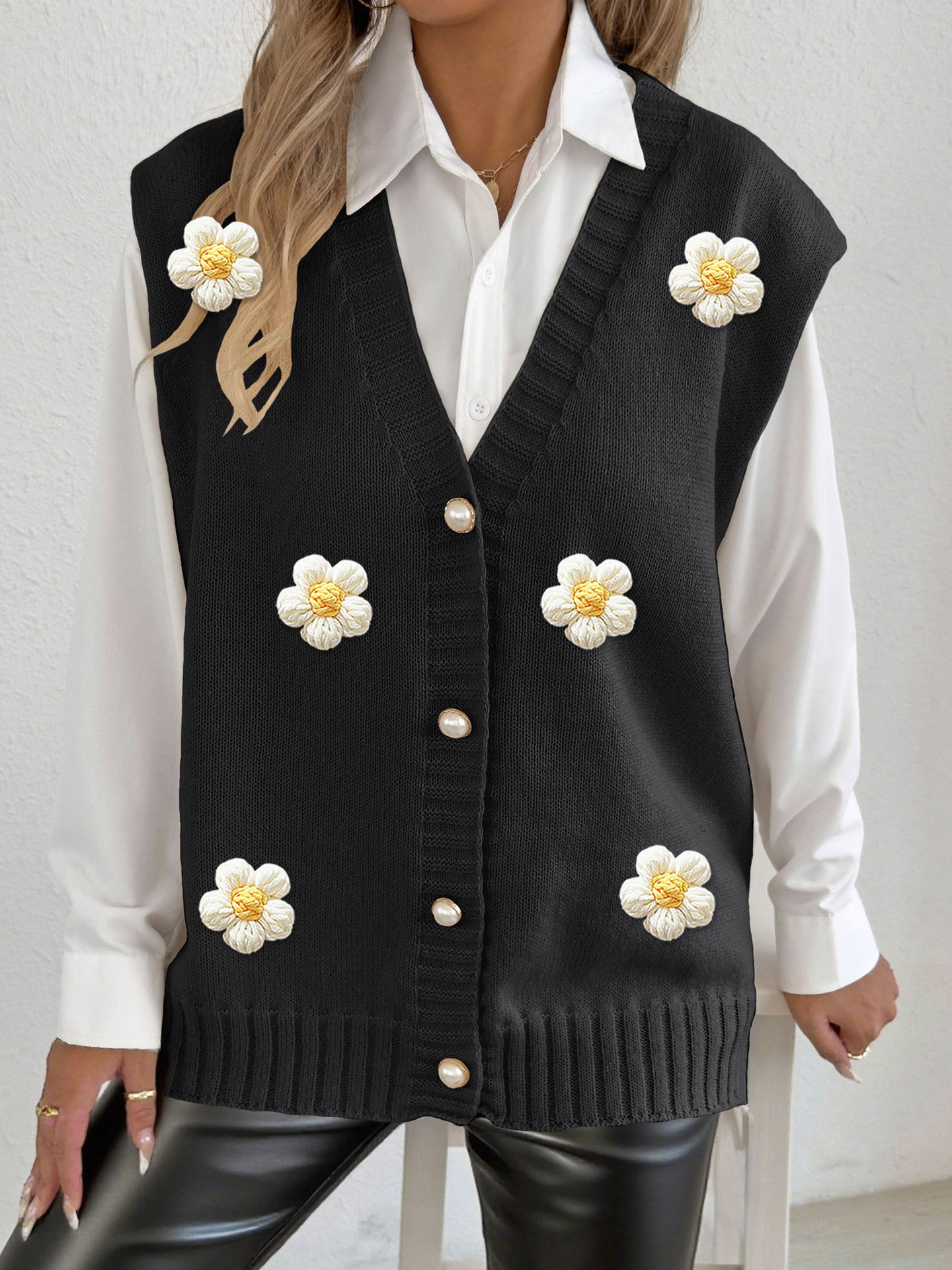 Cardigan da donna con bottoni di perle e cuciture all'uncinetto