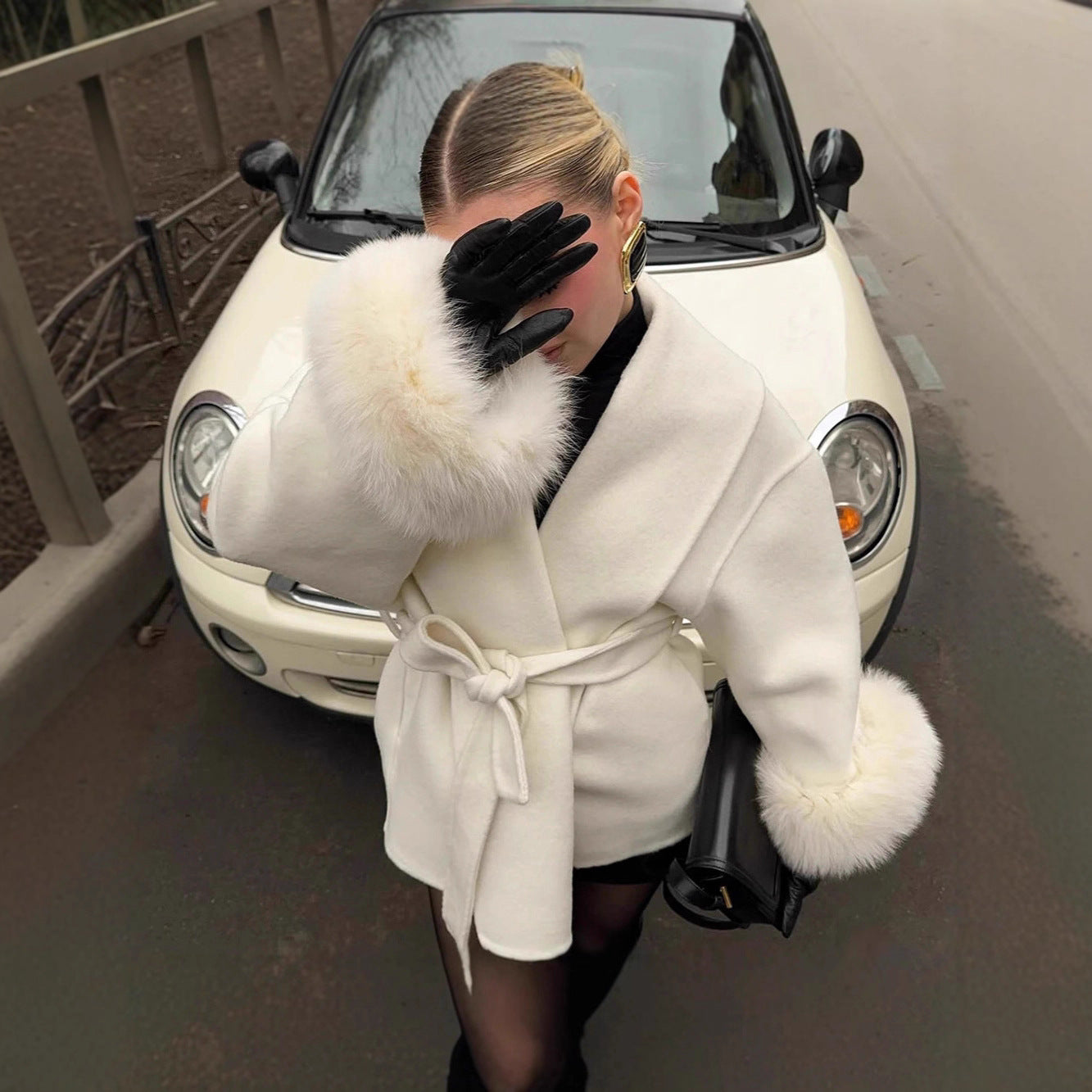 Cappotto di lana francese con scollo a V e lacci in pelliccia