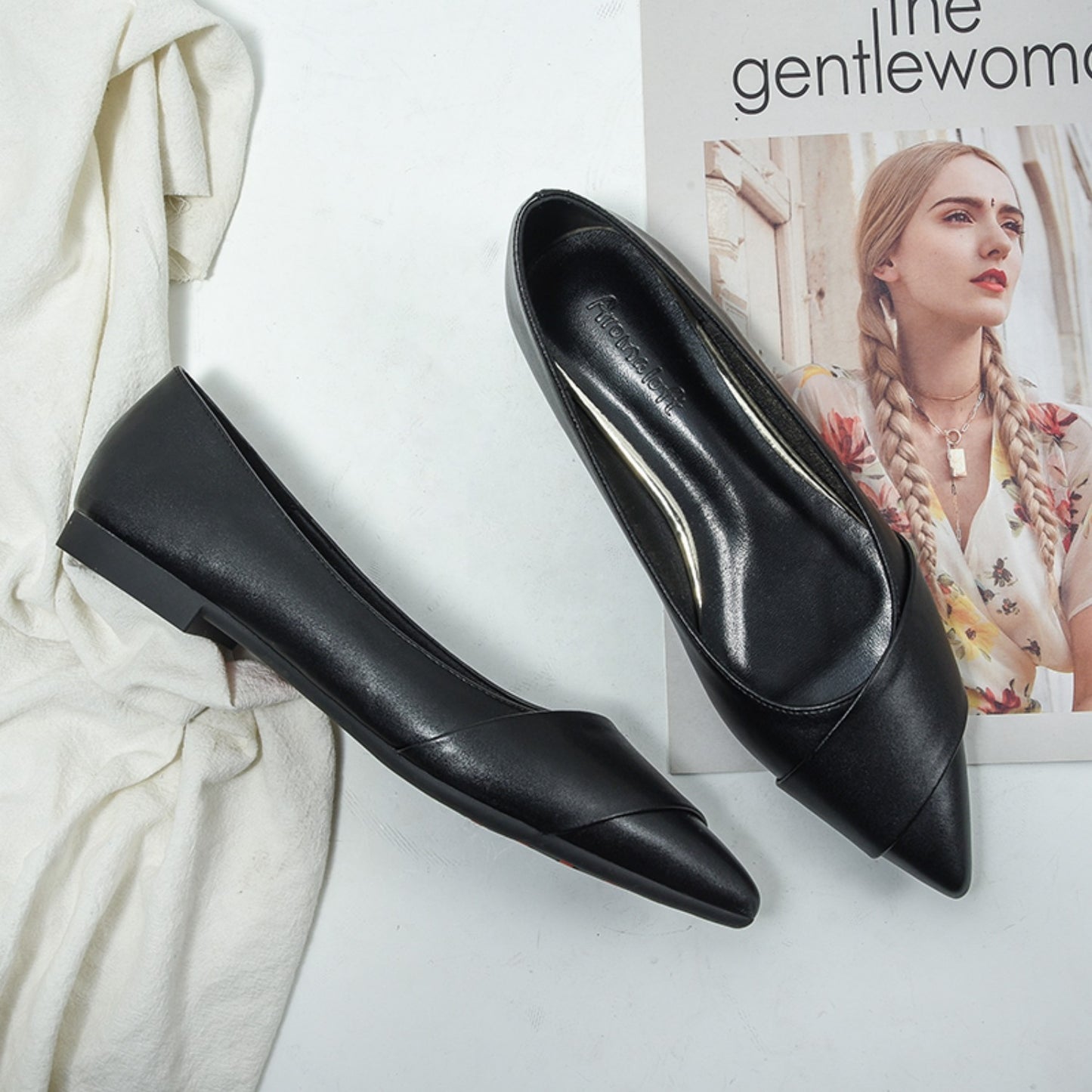 Le scarpe basse con punta affilata sono versatili per le donne