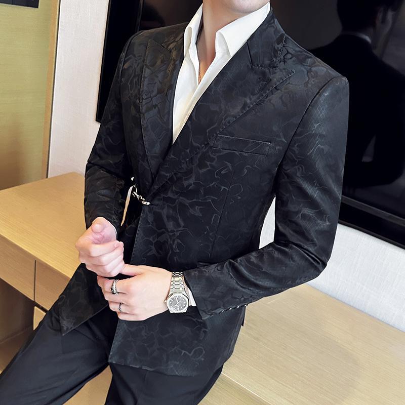Abito casual da uomo con motivo vintage, chiusura con gancetti e finta abbottonatura, colletto, trama effetto pelle